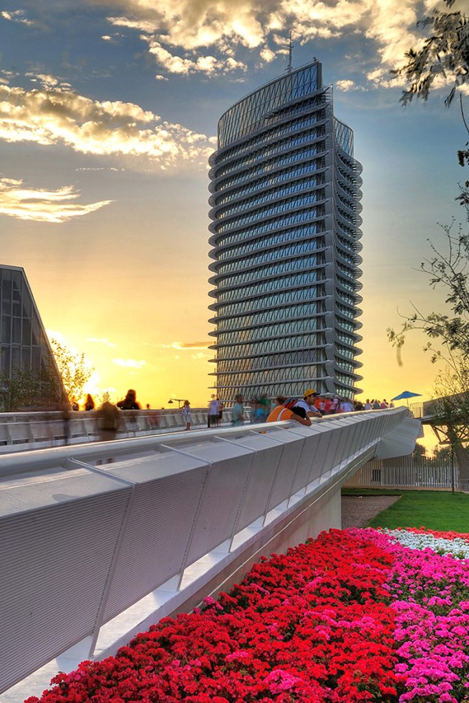 Monumento de la Torre del Agua durante el atardecer.